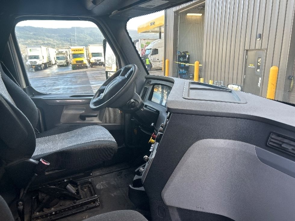 Sleeper Tractor-Heavy Duty Tractors-Freightliner-2019-T12664ST-Clackamas-OR-437,187\n\t\tmiles-$ 63,250 - Image 15