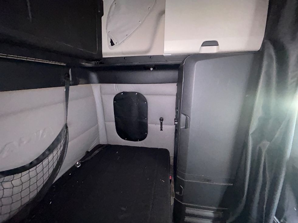 Sleeper Tractor-Heavy Duty Tractors-Freightliner-2019-T12664ST-Clackamas-OR-437,187\n\t\tmiles-$ 63,250 - Image 18