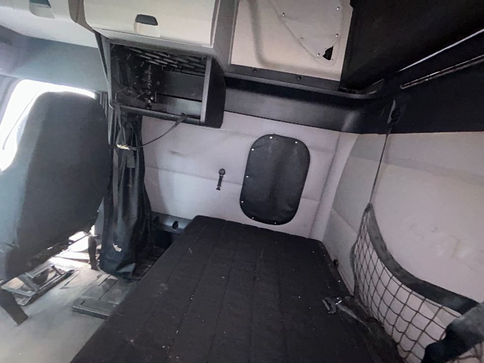 Sleeper Tractor-Heavy Duty Tractors-Freightliner-2019-T12664ST-Clackamas-OR-437,187\n\t\tmiles-$ 63,250 - Image 19