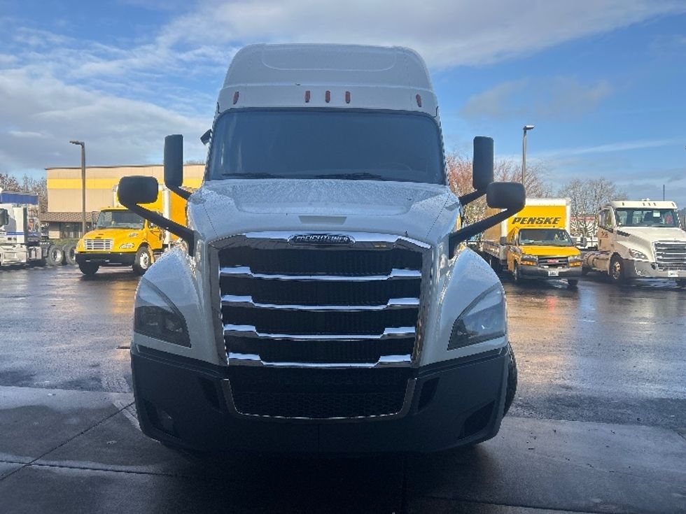 Sleeper Tractor-Heavy Duty Tractors-Freightliner-2019-T12664ST-Clackamas-OR-437,187\n\t\tmiles-$ 63,250 - Image 2