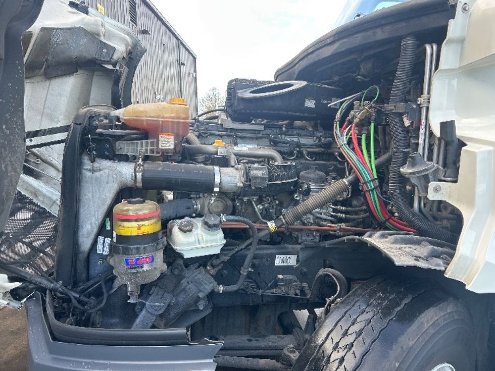 Sleeper Tractor-Heavy Duty Tractors-Freightliner-2019-T12664ST-Clackamas-OR-437,187\n\t\tmiles-$ 63,250 - Image 21