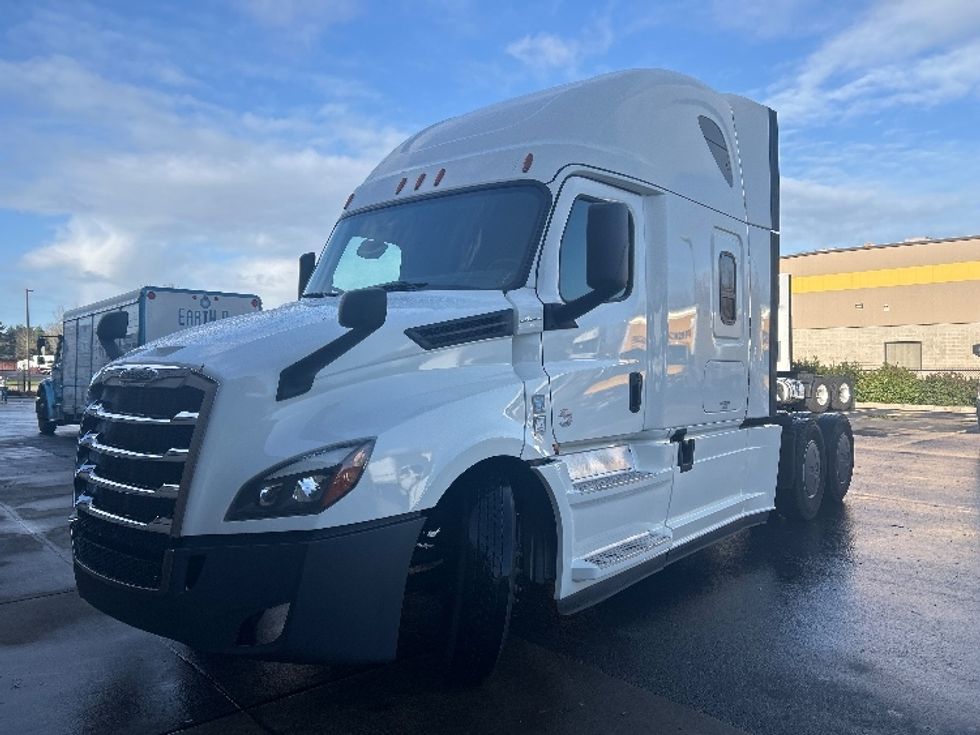 Sleeper Tractor-Heavy Duty Tractors-Freightliner-2019-T12664ST-Clackamas-OR-437,187\n\t\tmiles-$ 63,250 - Image 3