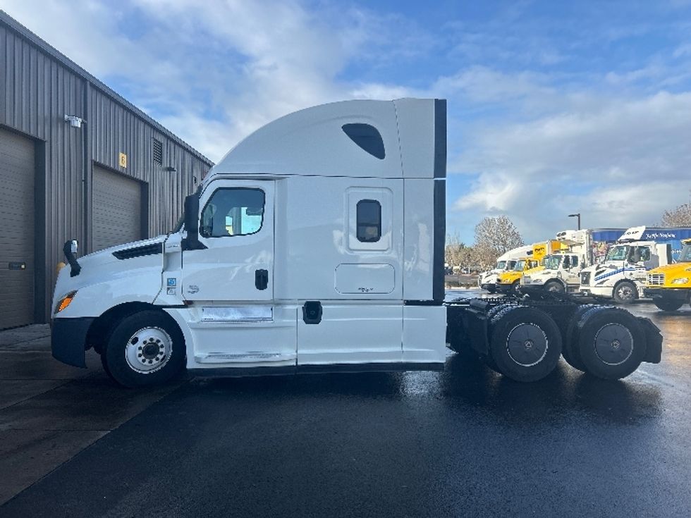 Sleeper Tractor-Heavy Duty Tractors-Freightliner-2019-T12664ST-Clackamas-OR-437,187\n\t\tmiles-$ 63,250 - Image 4