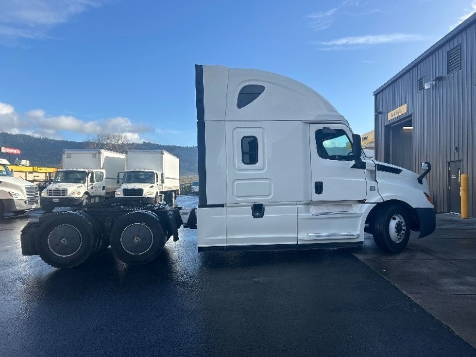 Sleeper Tractor-Heavy Duty Tractors-Freightliner-2019-T12664ST-Clackamas-OR-437,187\n\t\tmiles-$ 63,250 - Image 8