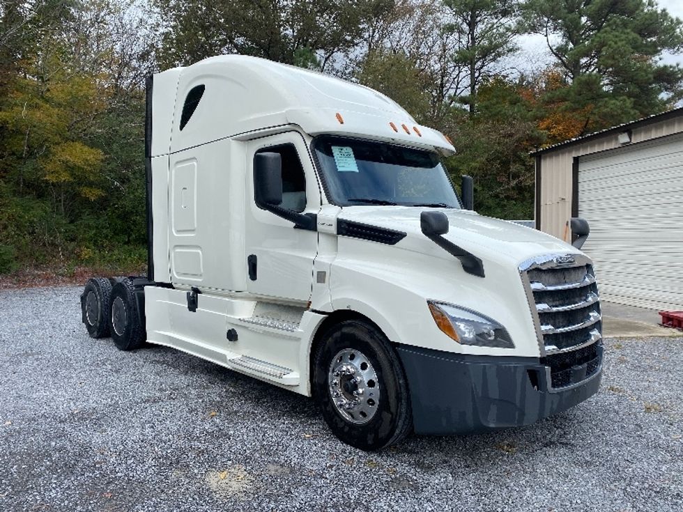 Sleeper Tractor-Heavy Duty Tractors-Freightliner-2019-T12664ST-Cleveland-TN-322,419\n\t\tmiles-$ 71,000 - Image 1