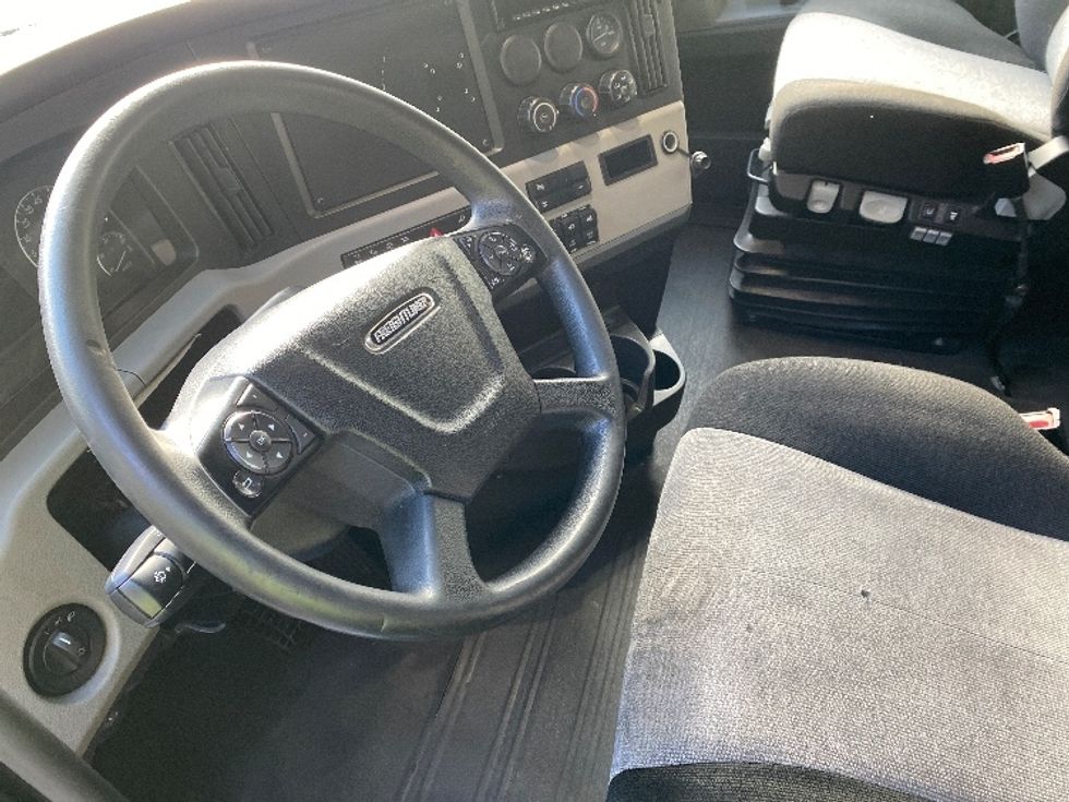 Sleeper Tractor-Heavy Duty Tractors-Freightliner-2019-T12664ST-Cleveland-TN-322,419\n\t\tmiles-$ 71,000 - Image 10