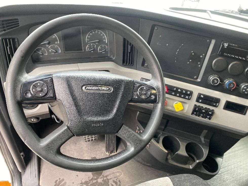 Sleeper Tractor-Heavy Duty Tractors-Freightliner-2019-T12664ST-Cleveland-TN-322,419\n\t\tmiles-$ 71,000 - Image 11