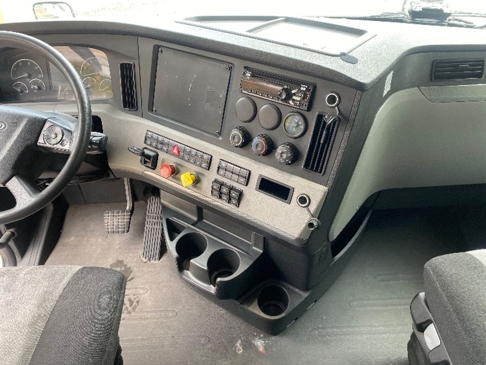 Sleeper Tractor-Heavy Duty Tractors-Freightliner-2019-T12664ST-Cleveland-TN-322,419\n\t\tmiles-$ 71,000 - Image 12