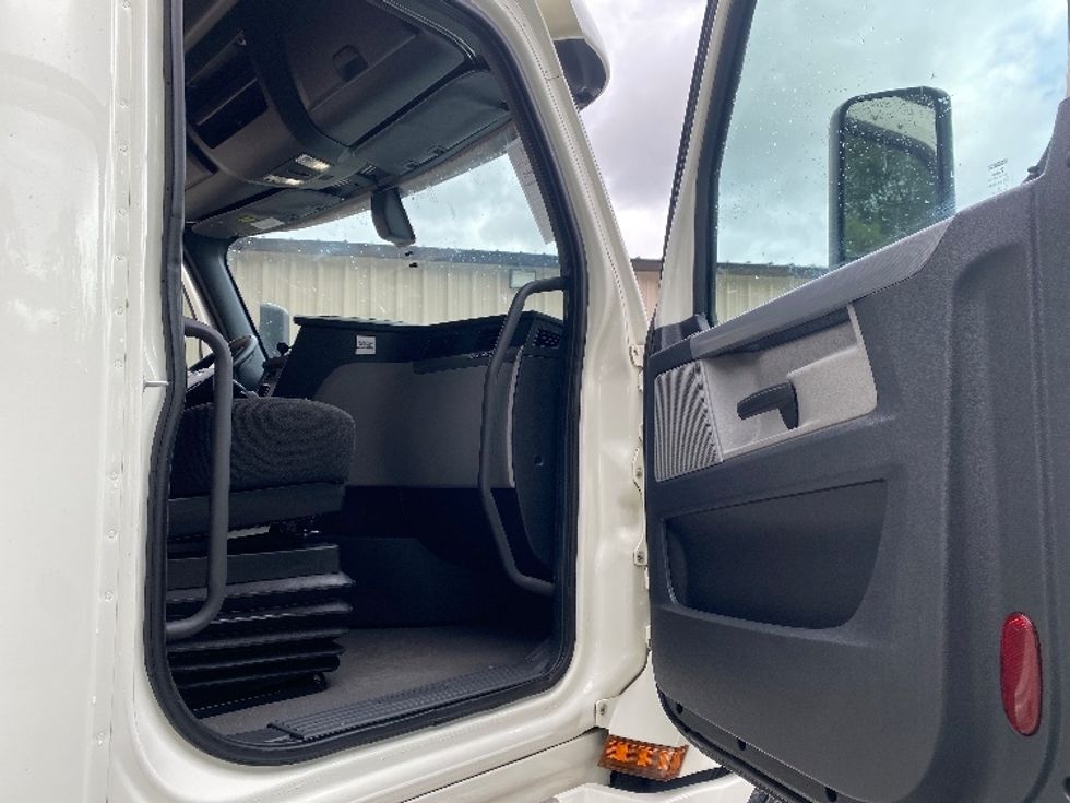 Sleeper Tractor-Heavy Duty Tractors-Freightliner-2019-T12664ST-Cleveland-TN-322,419\n\t\tmiles-$ 71,000 - Image 13