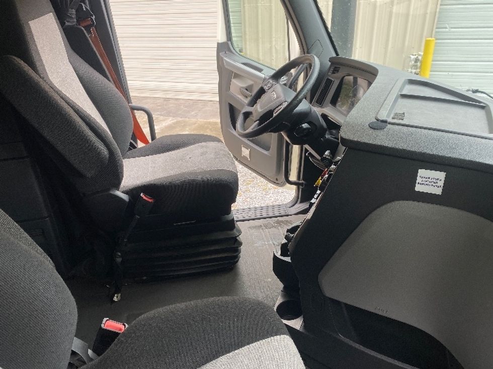 Sleeper Tractor-Heavy Duty Tractors-Freightliner-2019-T12664ST-Cleveland-TN-322,419\n\t\tmiles-$ 71,000 - Image 15