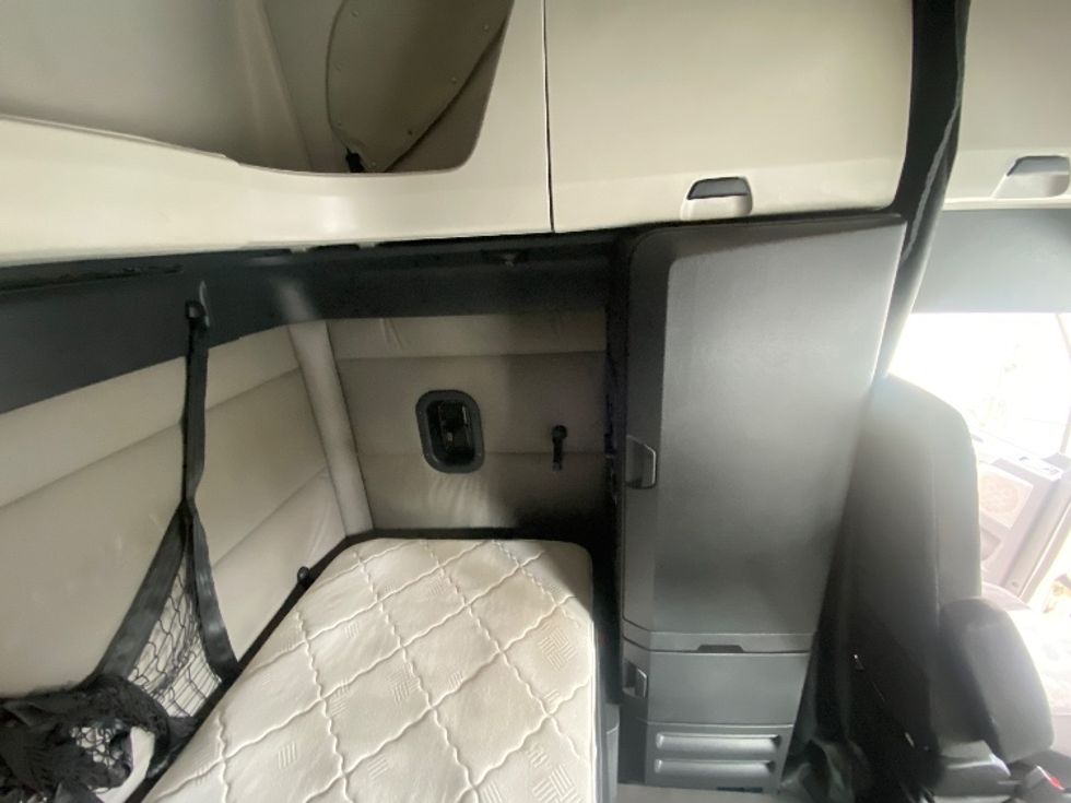 Sleeper Tractor-Heavy Duty Tractors-Freightliner-2019-T12664ST-Cleveland-TN-322,419\n\t\tmiles-$ 71,000 - Image 18