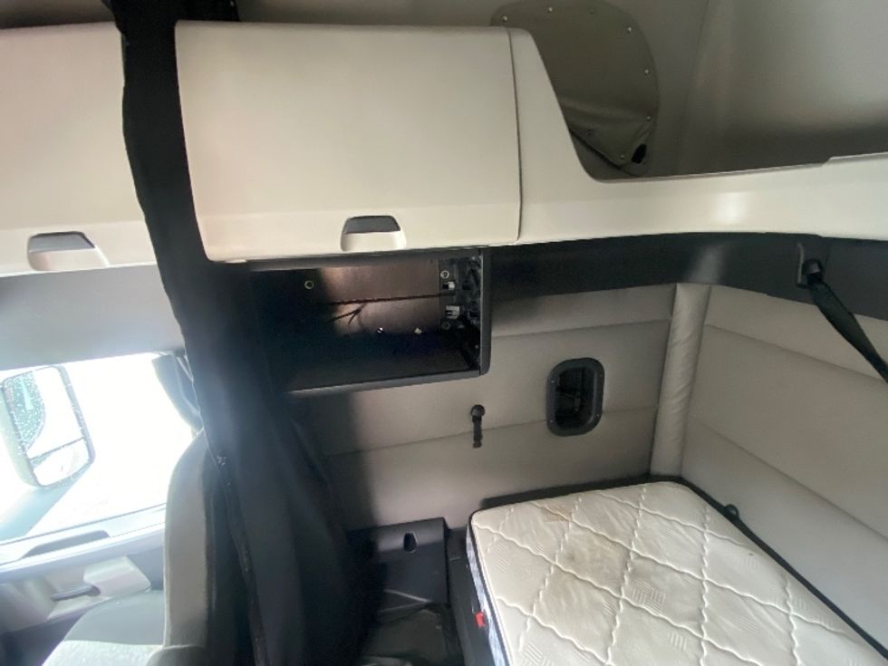 Sleeper Tractor-Heavy Duty Tractors-Freightliner-2019-T12664ST-Cleveland-TN-322,419\n\t\tmiles-$ 71,000 - Image 19