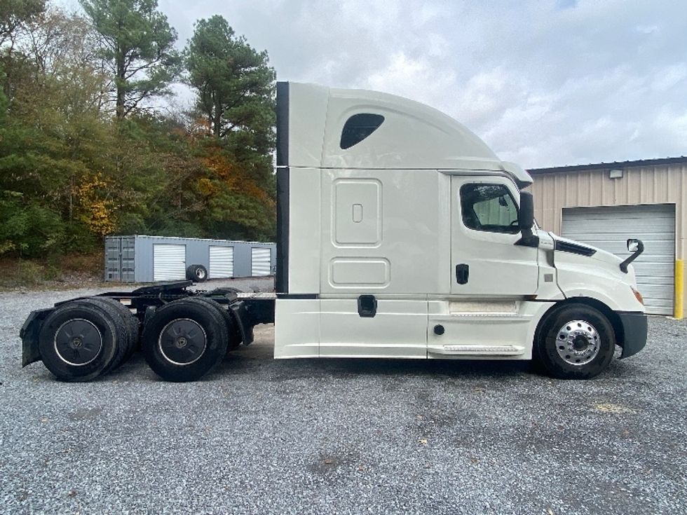 Sleeper Tractor-Heavy Duty Tractors-Freightliner-2019-T12664ST-Cleveland-TN-322,419\n\t\tmiles-$ 71,000 - Image 8