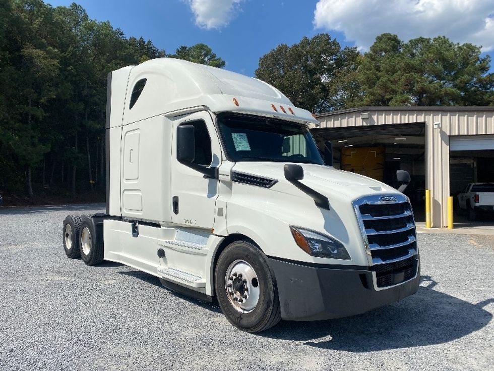 Sleeper Tractor-Heavy Duty Tractors-Freightliner-2019-T12664ST-Cleveland-TN-674,136\n\t\tmiles-$ 48,250 - Image 1