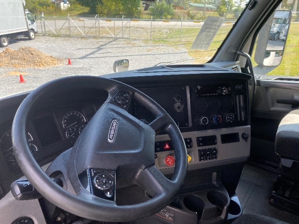 Sleeper Tractor-Heavy Duty Tractors-Freightliner-2019-T12664ST-Cleveland-TN-674,136\n\t\tmiles-$ 48,250 - Image 10
