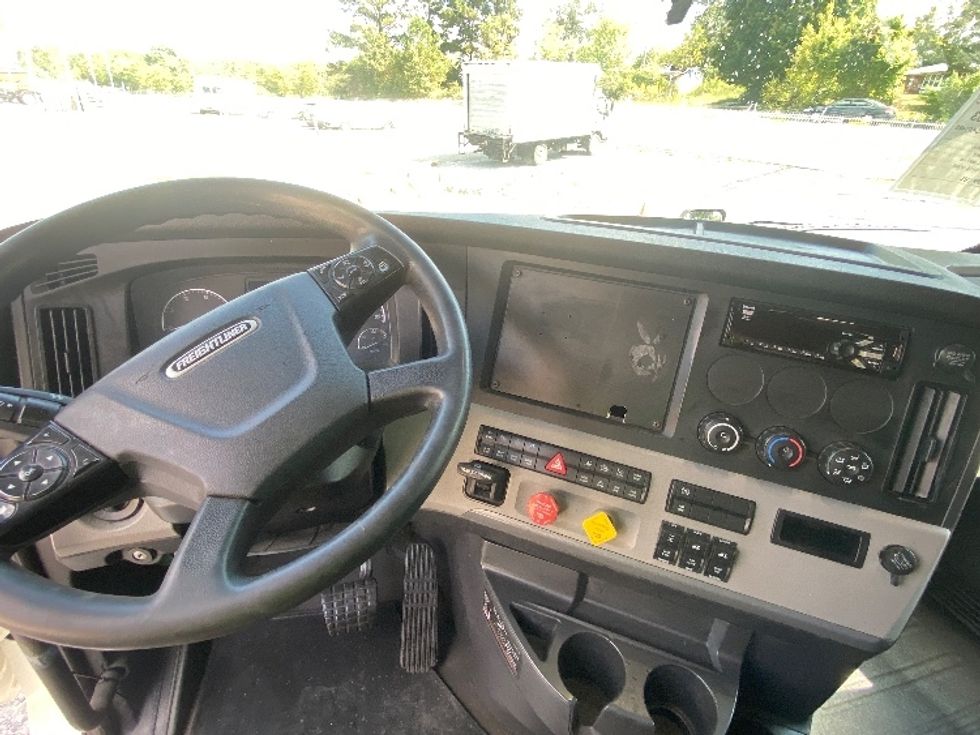 Sleeper Tractor-Heavy Duty Tractors-Freightliner-2019-T12664ST-Cleveland-TN-674,136\n\t\tmiles-$ 48,250 - Image 11