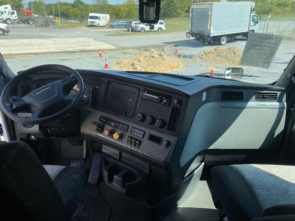 Sleeper Tractor-Heavy Duty Tractors-Freightliner-2019-T12664ST-Cleveland-TN-674,136\n\t\tmiles-$ 48,250 - Image 12
