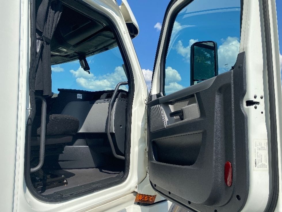 Sleeper Tractor-Heavy Duty Tractors-Freightliner-2019-T12664ST-Cleveland-TN-674,136\n\t\tmiles-$ 48,250 - Image 13