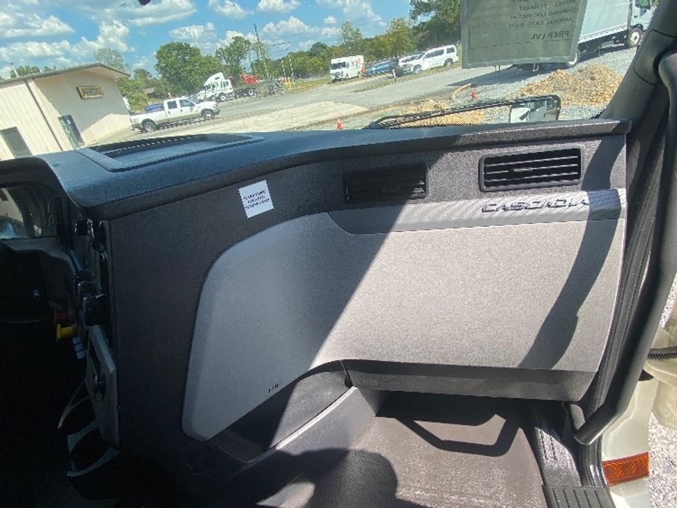 Sleeper Tractor-Heavy Duty Tractors-Freightliner-2019-T12664ST-Cleveland-TN-674,136\n\t\tmiles-$ 48,250 - Image 14