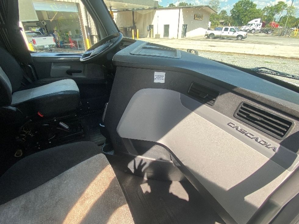 Sleeper Tractor-Heavy Duty Tractors-Freightliner-2019-T12664ST-Cleveland-TN-674,136\n\t\tmiles-$ 48,250 - Image 15