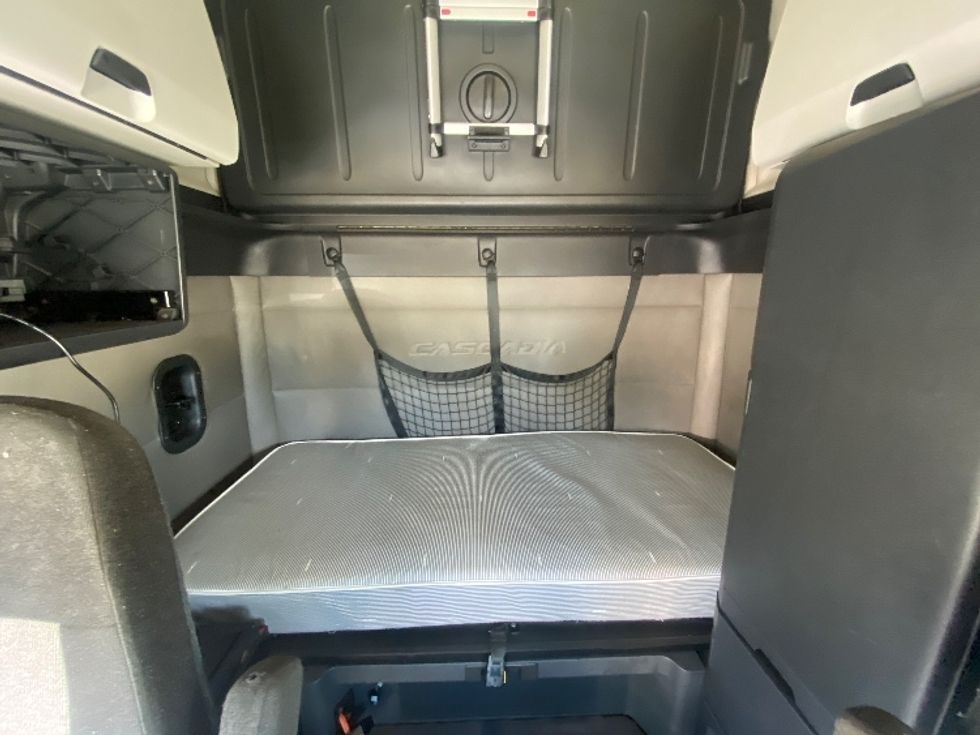 Sleeper Tractor-Heavy Duty Tractors-Freightliner-2019-T12664ST-Cleveland-TN-674,136\n\t\tmiles-$ 48,250 - Image 16