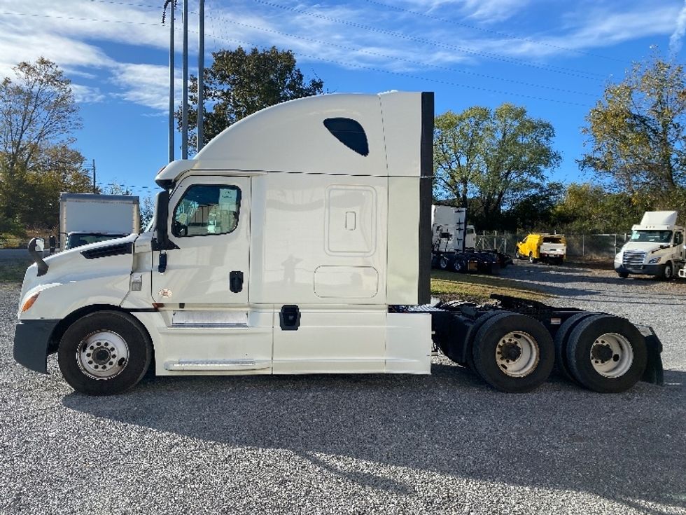Sleeper Tractor-Heavy Duty Tractors-Freightliner-2019-T12664ST-Cleveland-TN-674,136\n\t\tmiles-$ 48,250 - Image 4