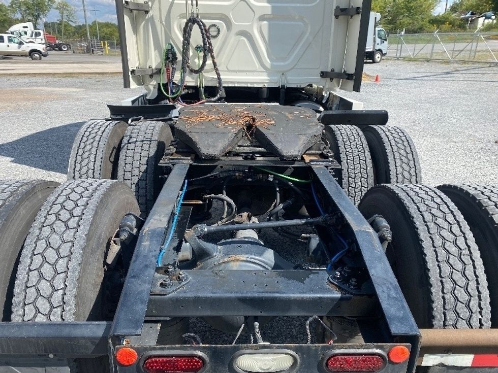 Sleeper Tractor-Heavy Duty Tractors-Freightliner-2019-T12664ST-Cleveland-TN-674,136\n\t\tmiles-$ 48,250 - Image 6