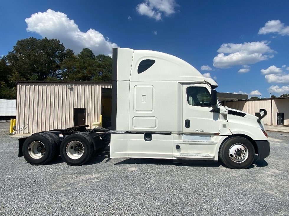 Sleeper Tractor-Heavy Duty Tractors-Freightliner-2019-T12664ST-Cleveland-TN-674,136\n\t\tmiles-$ 48,250 - Image 8