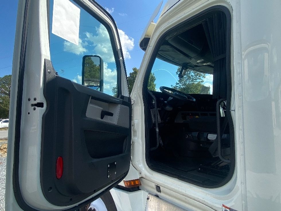 Sleeper Tractor-Heavy Duty Tractors-Freightliner-2019-T12664ST-Cleveland-TN-674,136\n\t\tmiles-$ 48,250 - Image 9