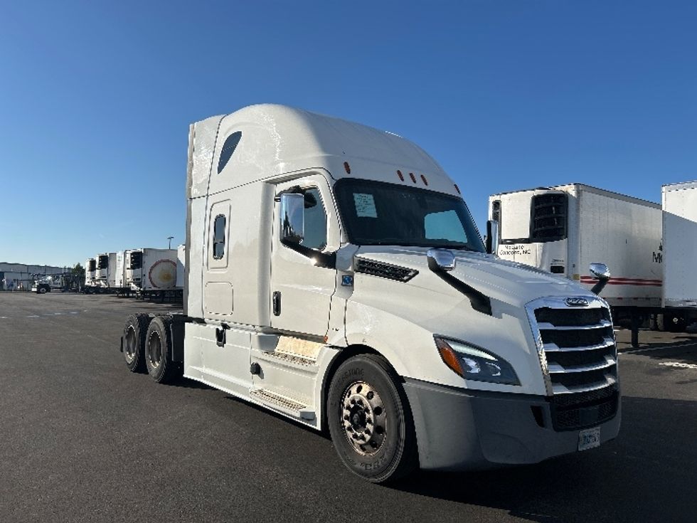 Sleeper Tractor-Heavy Duty Tractors-Freightliner-2019-T12664ST-Concord-NC-712,081\n\t\tmiles-$ 42,250 - Image 1