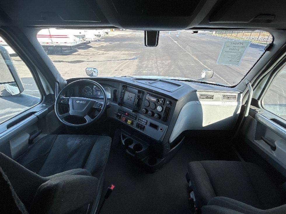 Sleeper Tractor-Heavy Duty Tractors-Freightliner-2019-T12664ST-Concord-NC-712,081\n\t\tmiles-$ 42,250 - Image 11