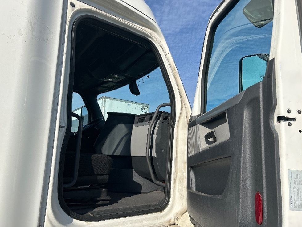 Sleeper Tractor-Heavy Duty Tractors-Freightliner-2019-T12664ST-Concord-NC-712,081\n\t\tmiles-$ 42,250 - Image 12
