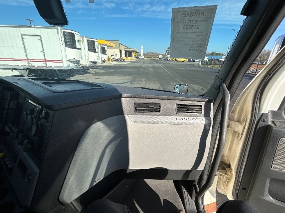 Sleeper Tractor-Heavy Duty Tractors-Freightliner-2019-T12664ST-Concord-NC-712,081\n\t\tmiles-$ 42,250 - Image 13