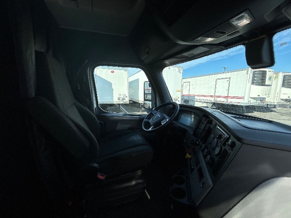 Sleeper Tractor-Heavy Duty Tractors-Freightliner-2019-T12664ST-Concord-NC-712,081\n\t\tmiles-$ 42,250 - Image 14