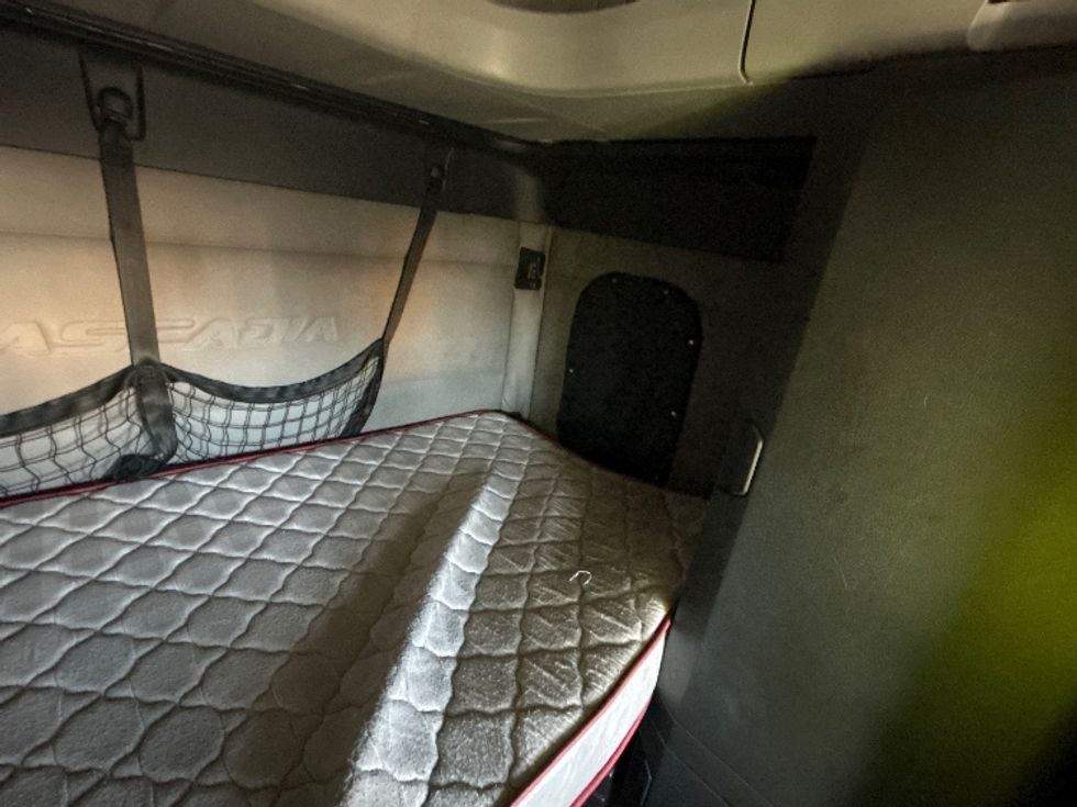 Sleeper Tractor-Heavy Duty Tractors-Freightliner-2019-T12664ST-Concord-NC-712,081\n\t\tmiles-$ 42,250 - Image 17