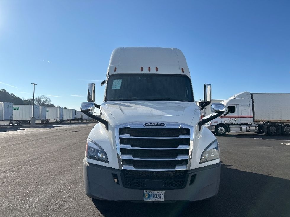 Sleeper Tractor-Heavy Duty Tractors-Freightliner-2019-T12664ST-Concord-NC-712,081\n\t\tmiles-$ 42,250 - Image 2
