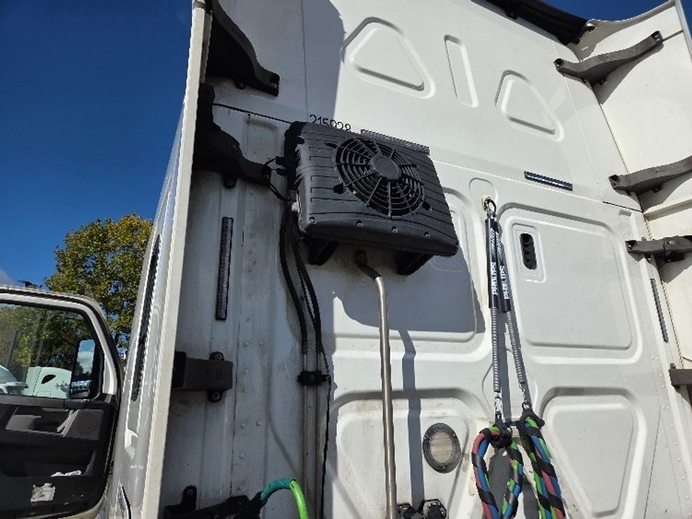 Sleeper Tractor-Heavy Duty Tractors-Freightliner-2019-T12664ST-Concord-NC-712,081\n\t\tmiles-$ 42,250 - Image 21