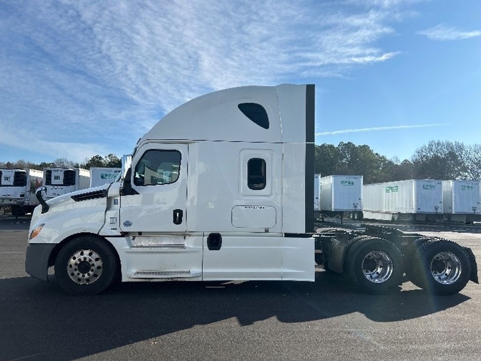 Sleeper Tractor-Heavy Duty Tractors-Freightliner-2019-T12664ST-Concord-NC-712,081\n\t\tmiles-$ 42,250 - Image 4