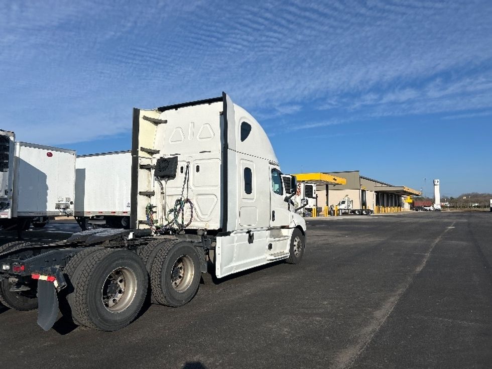 Sleeper Tractor-Heavy Duty Tractors-Freightliner-2019-T12664ST-Concord-NC-712,081\n\t\tmiles-$ 42,250 - Image 6