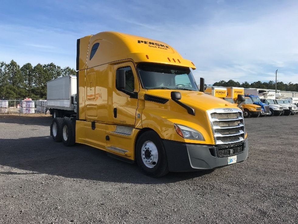 Sleeper Tractor-Heavy Duty Tractors-Freightliner-2019-T12664ST-Conway-SC-646,056\n\t\tmiles-$ 40,000 - Image 1