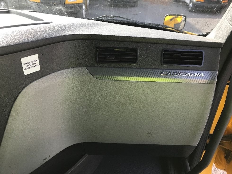 Sleeper Tractor-Heavy Duty Tractors-Freightliner-2019-T12664ST-Conway-SC-646,056\n\t\tmiles-$ 40,000 - Image 14