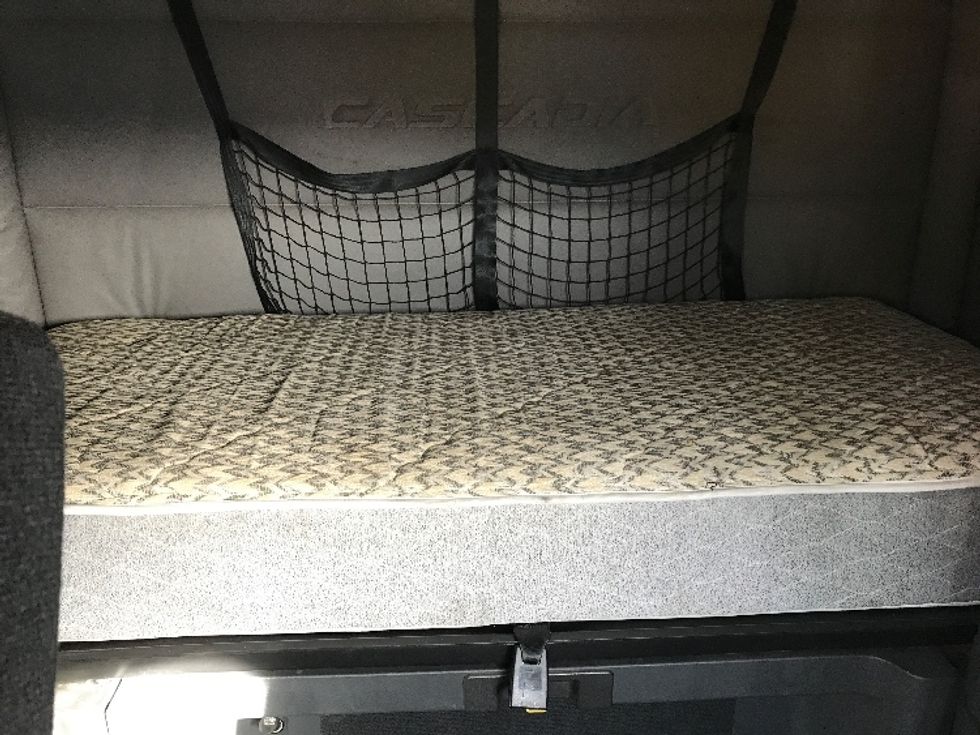 Sleeper Tractor-Heavy Duty Tractors-Freightliner-2019-T12664ST-Conway-SC-646,056\n\t\tmiles-$ 40,000 - Image 16