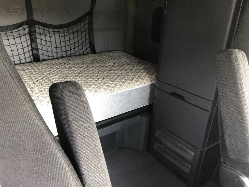 Sleeper Tractor-Heavy Duty Tractors-Freightliner-2019-T12664ST-Conway-SC-646,056\n\t\tmiles-$ 40,000 - Image 17