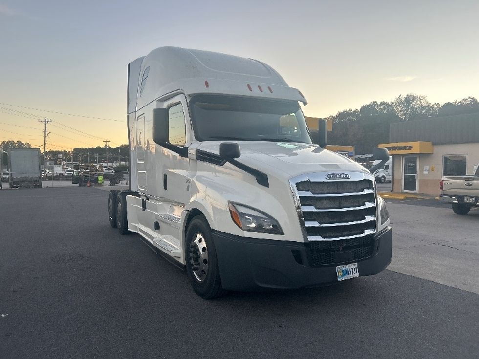 Sleeper Tractor-Heavy Duty Tractors-Freightliner-2019-T12664ST-Dalton-GA-404,196\n\t\tmiles-$ 66,500 - Image 1