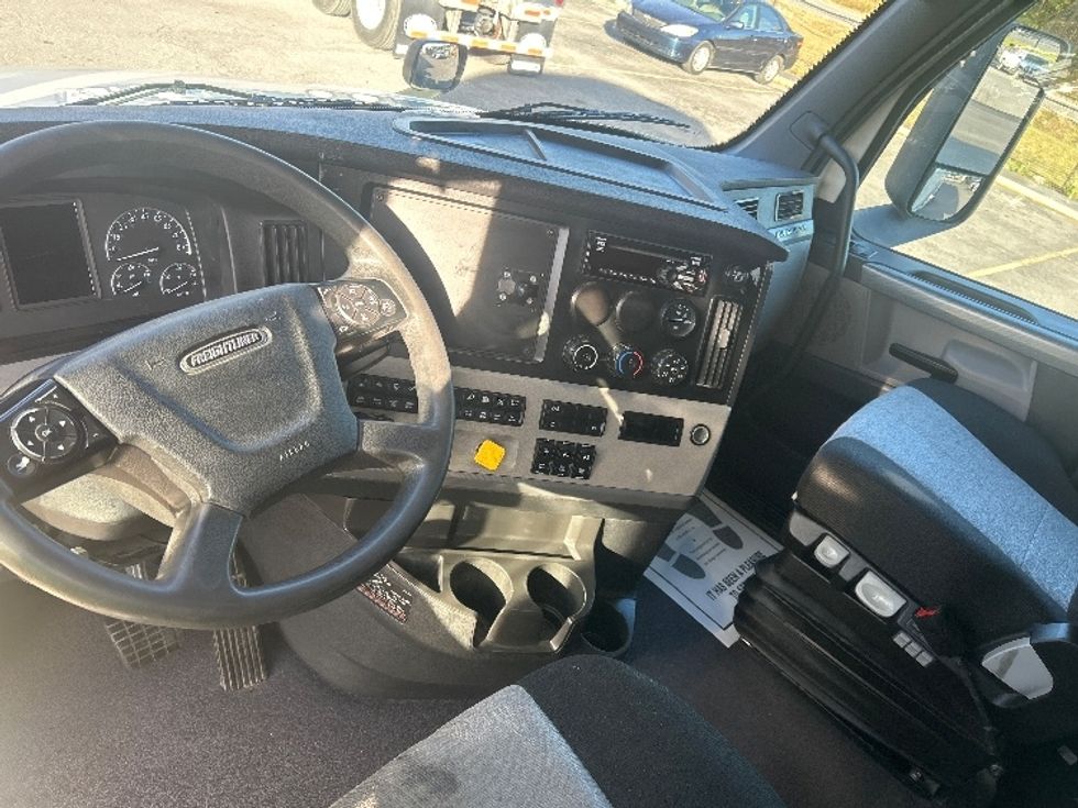 Sleeper Tractor-Heavy Duty Tractors-Freightliner-2019-T12664ST-Dalton-GA-404,196\n\t\tmiles-$ 66,500 - Image 10