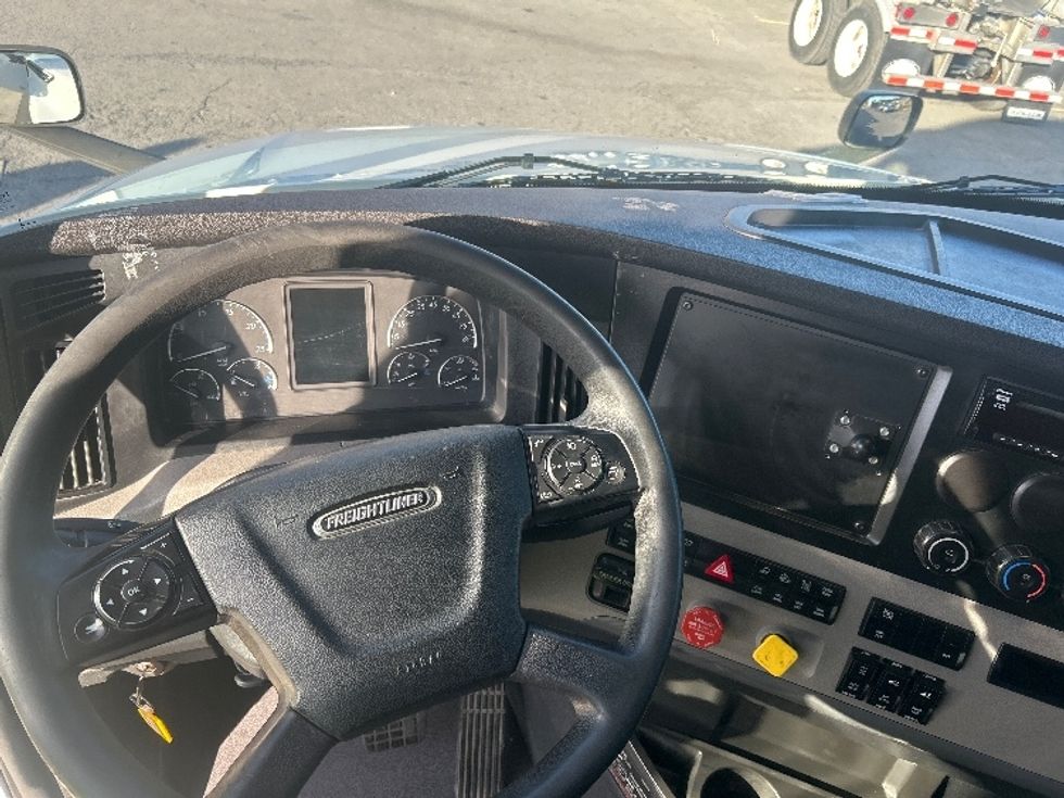 Sleeper Tractor-Heavy Duty Tractors-Freightliner-2019-T12664ST-Dalton-GA-404,196\n\t\tmiles-$ 66,500 - Image 11