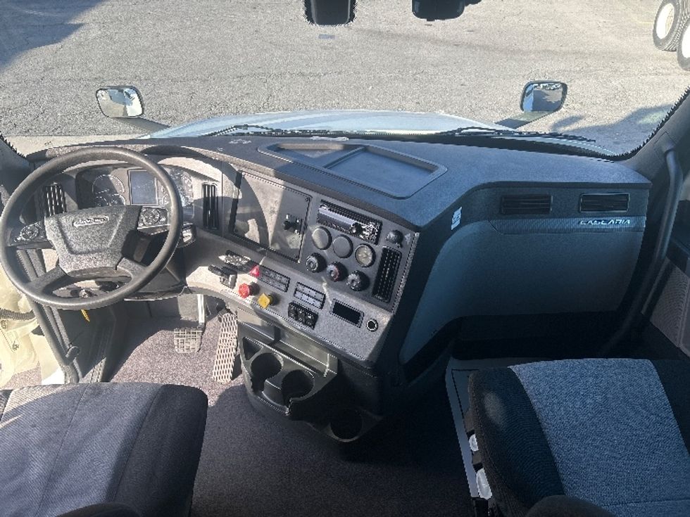 Sleeper Tractor-Heavy Duty Tractors-Freightliner-2019-T12664ST-Dalton-GA-404,196\n\t\tmiles-$ 66,500 - Image 12