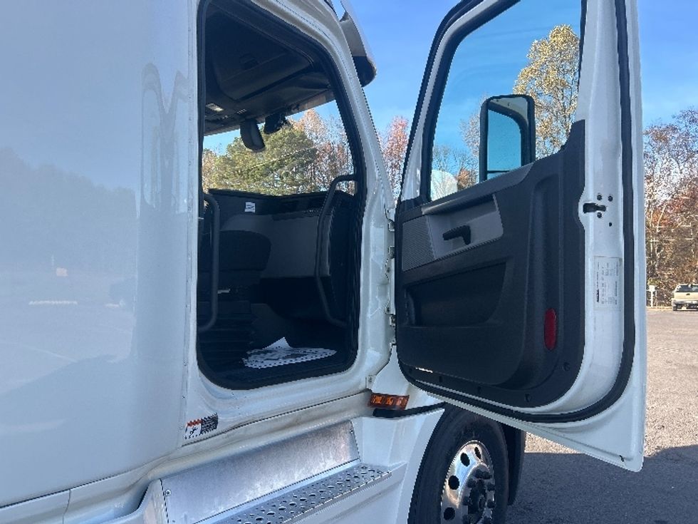 Sleeper Tractor-Heavy Duty Tractors-Freightliner-2019-T12664ST-Dalton-GA-404,196\n\t\tmiles-$ 66,500 - Image 13