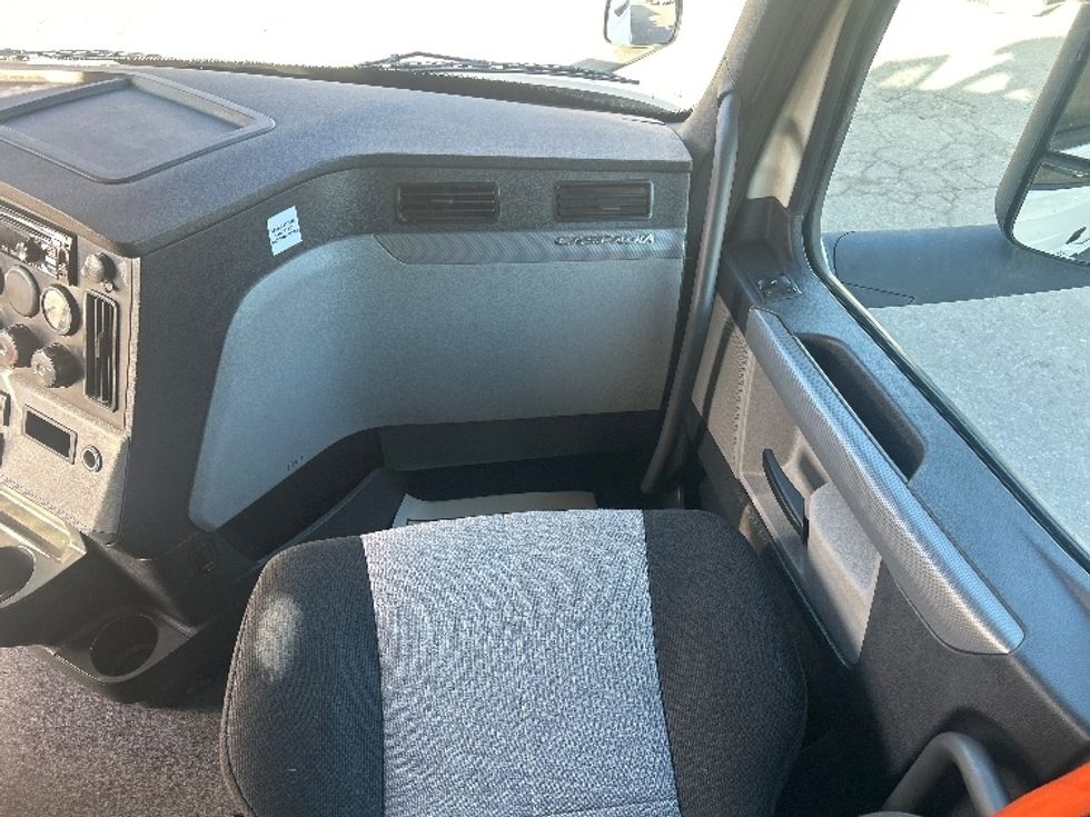 Sleeper Tractor-Heavy Duty Tractors-Freightliner-2019-T12664ST-Dalton-GA-404,196\n\t\tmiles-$ 66,500 - Image 14