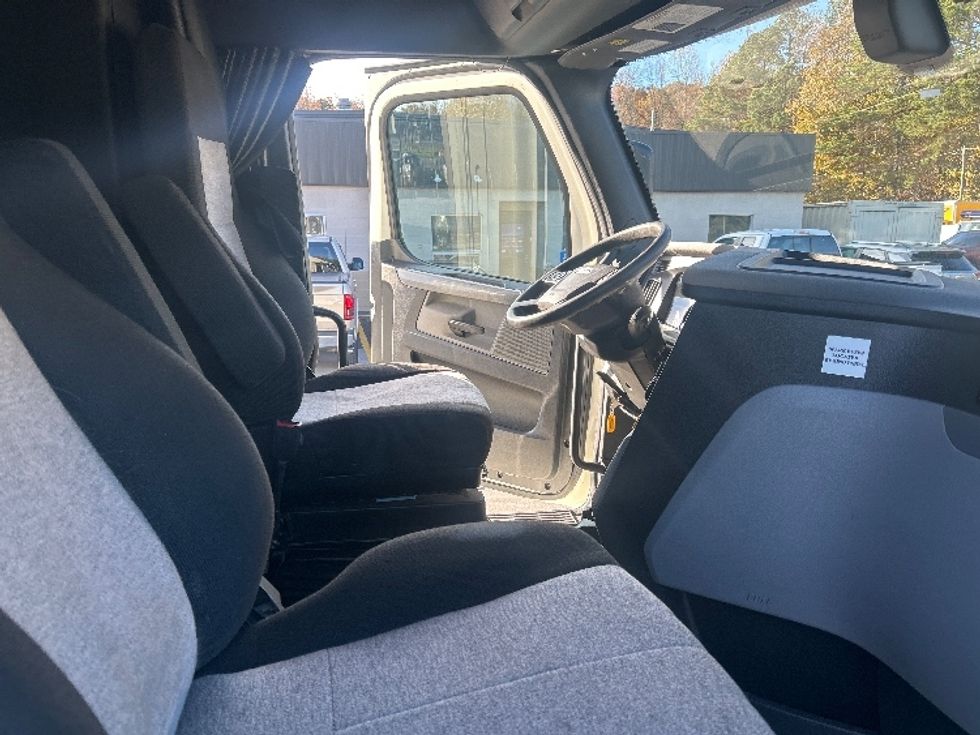 Sleeper Tractor-Heavy Duty Tractors-Freightliner-2019-T12664ST-Dalton-GA-404,196\n\t\tmiles-$ 66,500 - Image 15